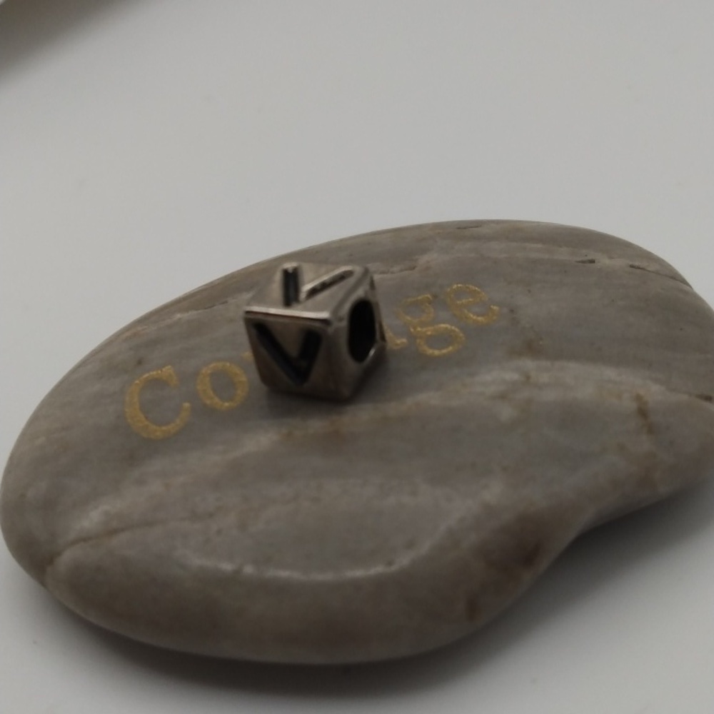 V silver‎ charm - Picture 2 of 2